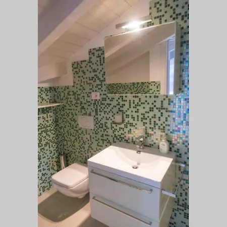 Viole, Cozy Attic Set In The Old Town Next To The Apartamento Arona