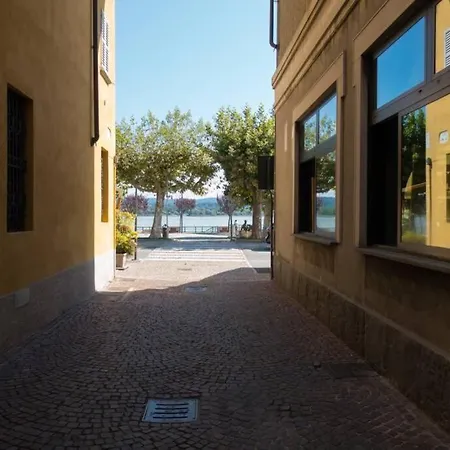 Lejlighed Viole, Cozy Attic Set In The Old Town Next To The