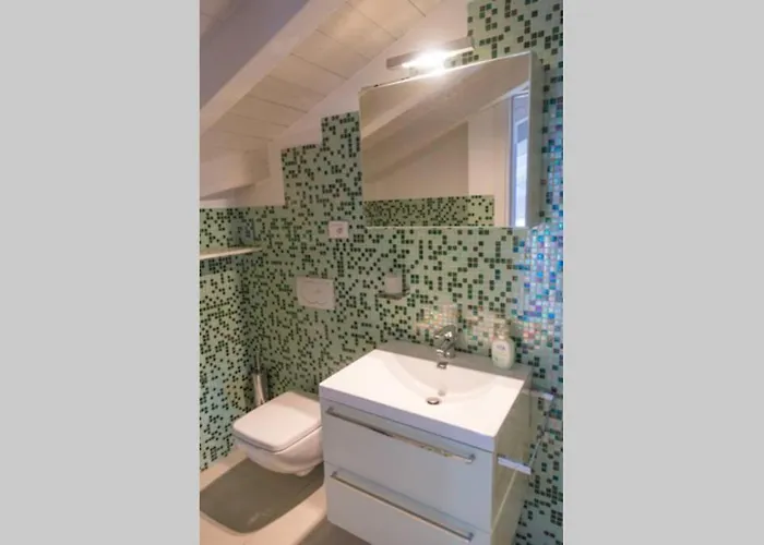 Viole, Cozy Attic Set In The Old Town Next To The Apartament Arona