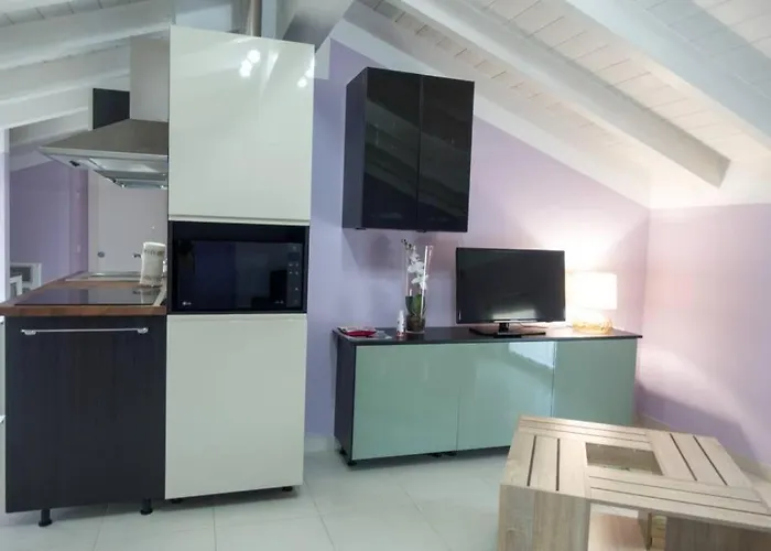 Viole, Cozy Attic Set In The Old Town Next To The Apartament Arona